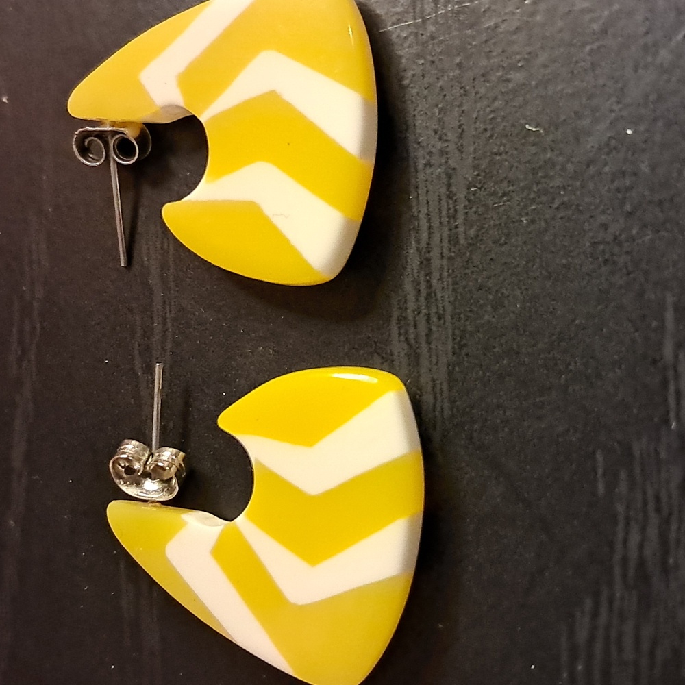 Vintage yellow earrings EUC